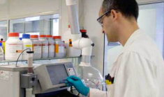 Aujourd'hui, seul le Riluzole est disponible pour traiter la SLA. (© AB Science)