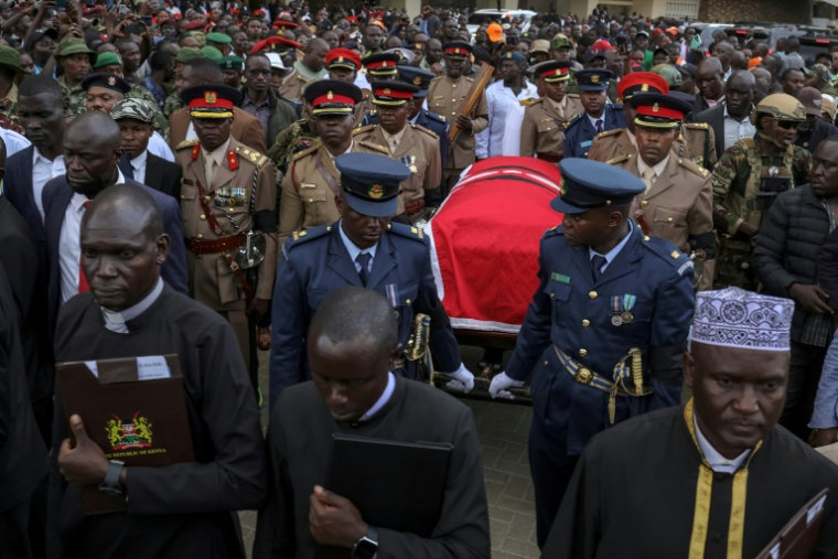 Des militaires portent le cercueil du leader de l'opposition kenyane Raila Odinga pour être exposé au public au stade Kasarani à Nairobi, le 16 octobre 2025, après son décès en Inde ( AFP / Tony Karumba )