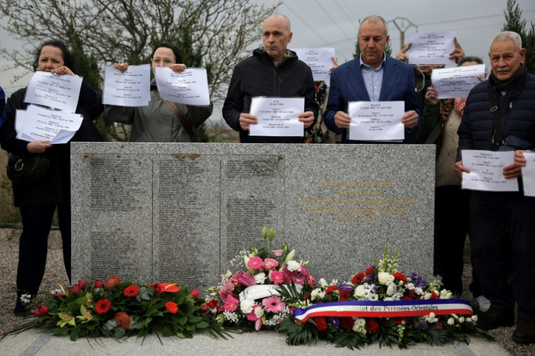 Des membres des familles de harkis morts au camp Joffre, le 21 février 2025 au mémorial de Rivesaltes ( AFP / Valentine CHAPUIS )