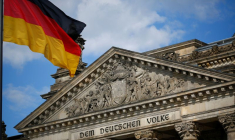 Un drapeau allemand devant le bâtiment du Reichstag à Berlin