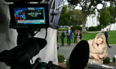 La journaliste de CNN Betsy Klein travaille dans l'espace de travail de CNN à l'extérieur de l'aile Ouest de la Maison Blanche, à Washington, le 24 septembre 2026 ( AFP / SAUL LOEB )