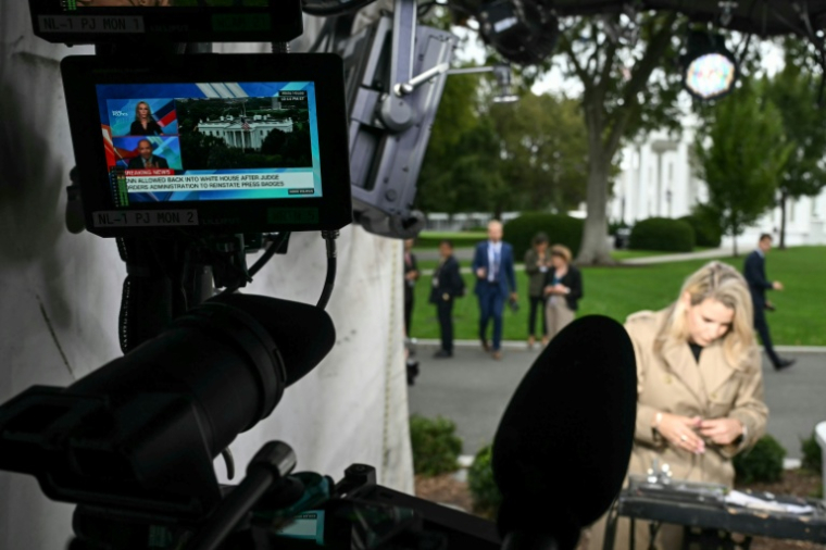 La journaliste de CNN Betsy Klein travaille dans l'espace de travail de CNN à l'extérieur de l'aile Ouest de la Maison Blanche, à Washington, le 24 septembre 2026 ( AFP / SAUL LOEB )