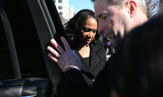 La gouverneure de la Fed Lisa Cook à la sortie de l'audience devant la Cour suprême, le 21 janvier 2026 ( AFP / Brendan SMIALOWSKI )