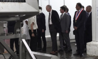Emmanuel Macron visite une usine agroalimentaire à La Réunion