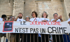 Les soutiens de Christophe Gleizes manifestent devan le Palais des papes à Avignon, le 16 juillet 2025 ( AFP / Christophe SIMON )