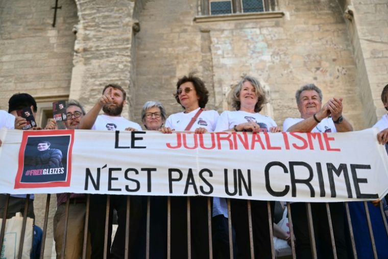 Les soutiens de Christophe Gleizes manifestent devan le Palais des papes à Avignon, le 16 juillet 2025 ( AFP / Christophe SIMON )