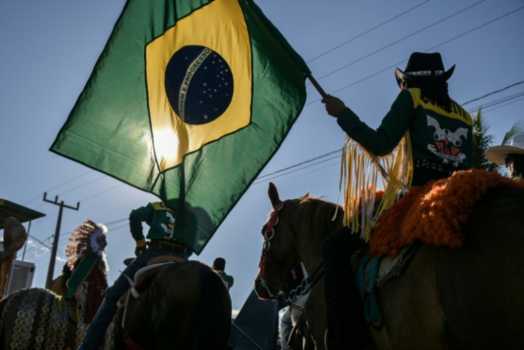 Un drapeau brésilien lors d'une parade à cheval à Sao Felix do Xingu, en Amazonie brésilienne, le 21 juin 2025 ( AFP / Nelson ALMEIDA )