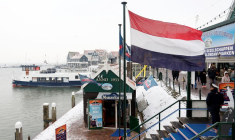 Un drapeau néerlandais flotte dans le port de Volendam près d'Amsterdam