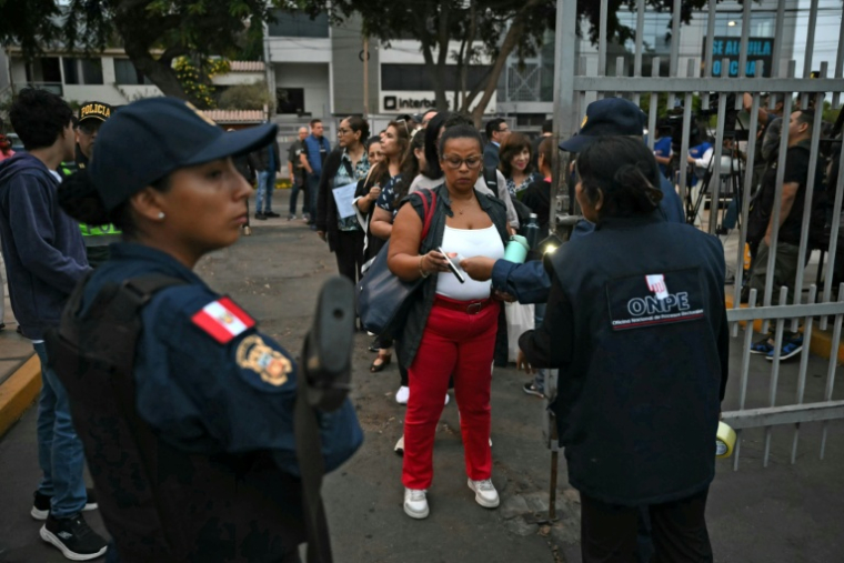 Des électeurs devant un bureau de vote lors de la présidentielle au Pérou, le 12 avril 2026 à Lima  ( AFP / Luis ROBAYO )