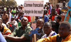 Des personnes se rassemblent pour demander le départ de l'ambassadeur de France