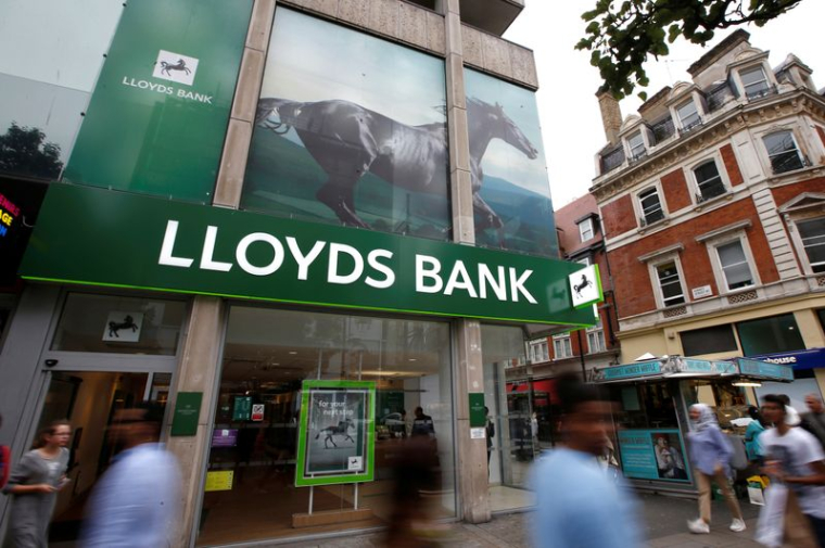 LE BÉNÉFICE DE LLOYDS PRESQUE ENTIÈREMENT AMPUTÉ PAR DES PROVISIONS