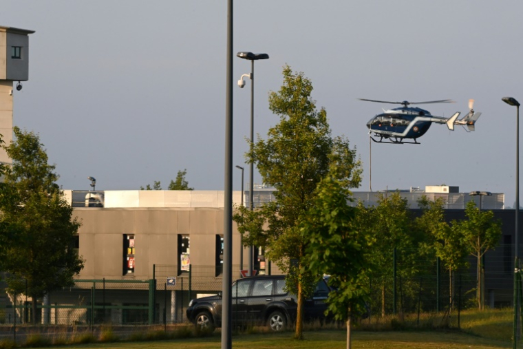 Un hélicoptère de la gendarmerie se prépare à atterrir à la prison de Condé-sur-Sarthe, en vue du transfert du trafiquant de drogue Mohamed Amra depuis l'établissement situé dans le nord de la France, tôt le 11 juin 2025, pour une comparution au Palais de Justice à Paris ( AFP / JEAN-FRANCOIS MONIER )