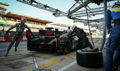 La Cadillac de l'écurie Hertz Team Jota, en tête, effectue un arrêt au stand, le 14 juin 2026 aux 24 Heures du Mans ( AFP / Lou BENOIST )
