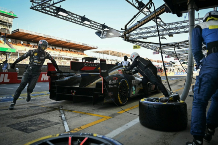 La Cadillac de l'écurie Hertz Team Jota, en tête, effectue un arrêt au stand, le 14 juin 2026 aux 24 Heures du Mans ( AFP / Lou BENOIST )