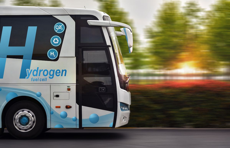 Les piles à combustible se sont avérées être de meilleures solutions que les batteries lithium-ion dans diverses applications de transport, notamment dans les transports longue distance et les transports lourds. (Crédits photo : Adobe Stock)