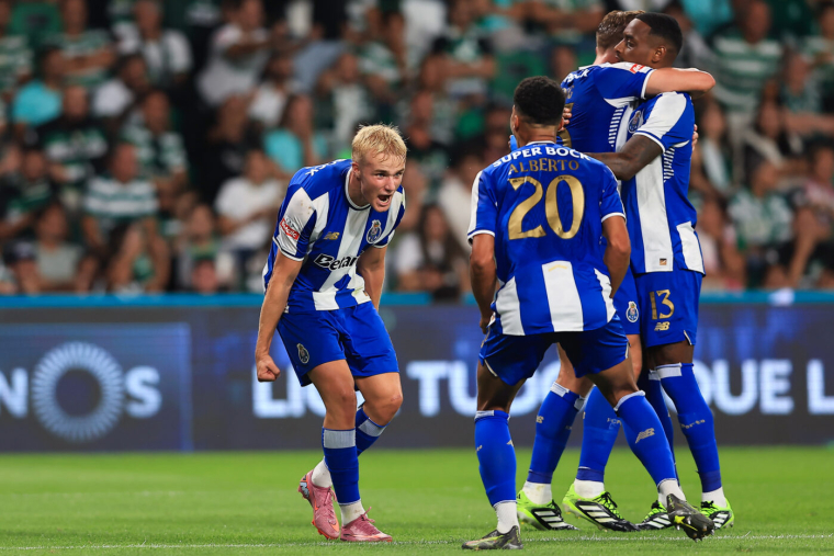 Porto s'impose au Sporting et prend seul la tête