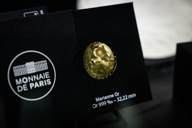 Une pièce de Marianne-Or exposée à la Monnaie de Paris, le 21 mai 2026 ( AFP / SIMON WOHLFAHRT )