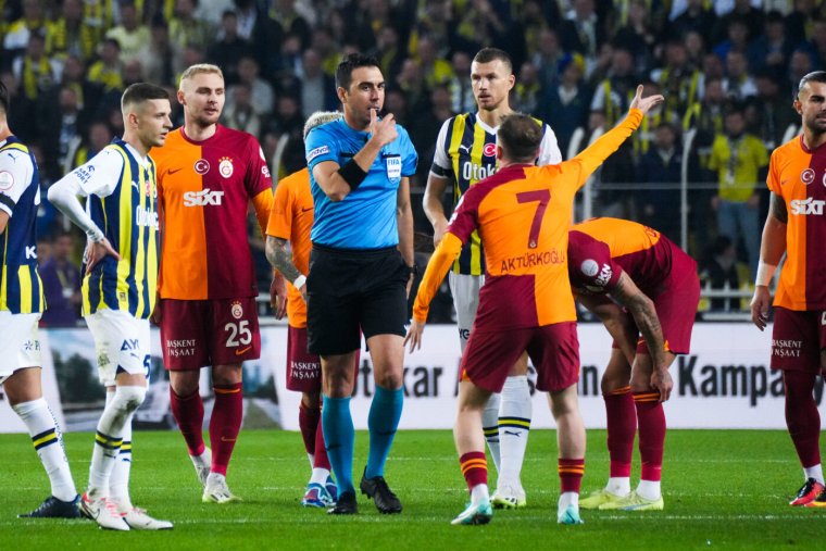 Fenerbahçe remporte le derby d’Istanbul et retarde le sacre de Galatasaray