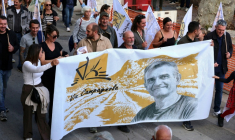 A Ajaccio, des manifestants tiennent une banderole à l'effigie de Pierre Alessandri le 15 novembre 2025 ( AFP / Pascal POCHARD-CASABIANCA )