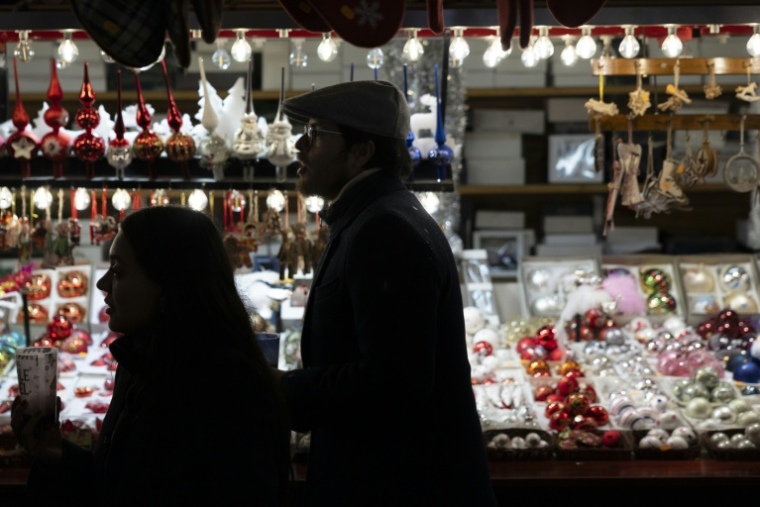 Des visiteurs du marché de Noël de Strasbourg, le 26 novembre 2025 dans le Bas-Rhin ( AFP / ROMEO BOETZLE )