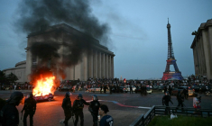 Une voiture incendiée place du Trocadéro à Paris lors de violences après la victoire du PSG en Ligue des Champions le 30 mai 2026 ( AFP / LOU BENOIST )