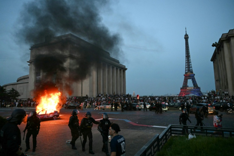 Une voiture incendiée au soir du deuxième sacre de suite du Paris Saint-Germainen Ligue des champions, le 30 mai 2026 à Paris ( AFP / LOU BENOIST )