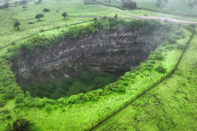 Vue aérienne du gouffre de Sheeheet près de la localité de Taqah, dans le sud du sultanat d'Oman, le 25 juillet 2025 ( AFP / - )