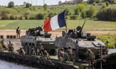 Un exercice militaire réunissant troupes de Pologne, France, Suède, et Etats-Unis, à Nowogrod (Pologne), en mai 2022 ( AFP / WOJTEK RADWANSKI )