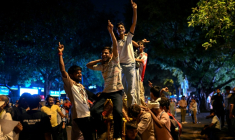 Des manifestants du "parti du peuple des cafards" célèbrent la démission du ministre de l'Education, le 25 juillet à New Delhi ( AFP / Sajjad HUSSAIN )