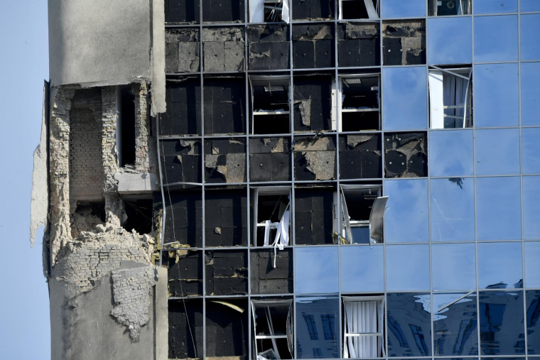Un bâtiment administratif endommagé le 2 août 2023 après une attaque de drones russes à Kiev ( AFP / Sergei SUPINSKY )