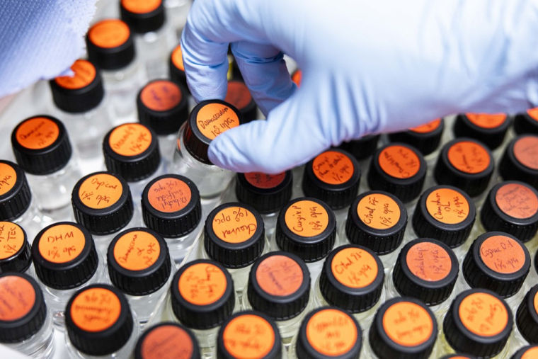 Des fragrances dans un laboratoire. (illustration) ( AFP / MICHAEL MATTHEY )