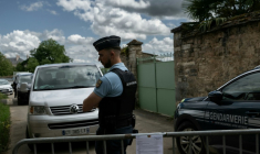 Un gendarme près des lieux où les trois maçons ont trouvé la mort, le 13 mars 2025 à Pommard (Côte d'Or) ( AFP / ARNAUD FINISTRE )