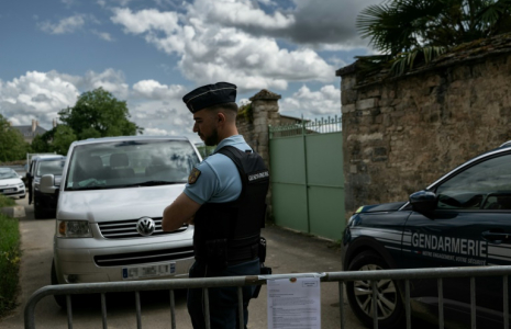 Un gendarme près des lieux où les trois maçons ont trouvé la mort, le 13 mars 2025 à Pommard (Côte d'Or) ( AFP / ARNAUD FINISTRE )