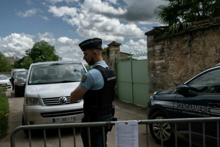 Un gendarme près des lieux où les trois maçons ont trouvé la mort, le 13 mars 2025 à Pommard (Côte d'Or) ( AFP / ARNAUD FINISTRE )
