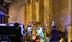 A Cordoue le 8 août au soir, les pompiers combattents les flammes d'un incendie à la mosquée-cathédrale ( AFP / Madero CUBERO )
