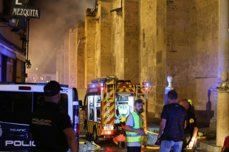 A Cordoue le 8 août au soir, les pompiers combattents les flammes d'un incendie à la mosquée-cathédrale ( AFP / Madero CUBERO )