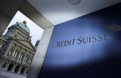 Un logo Crédit Suisse devant le parlement Suisse