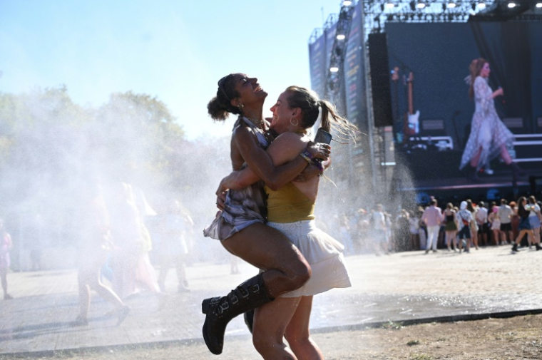 Deux festivalières au festival de Sziget le 13 août 2026 ( AFP / Attila KISBENEDEK )