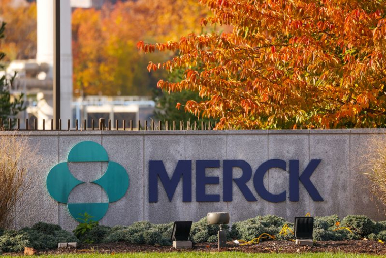 Panneaux visibles au siège social de Merck & Co. à Kenilworth, dans le New Jersey.