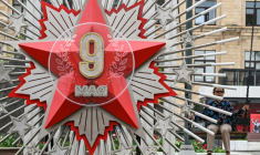 Décoration pour le 9-Mai, date anniversaire de la victoire soviétique sur l'Allemagne nazie, ici le 8 mai 2026 à Moscou   ( AFP / Igor IVANKO )