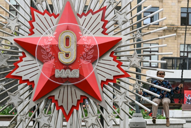 Décoration pour le 9-Mai, date anniversaire de la victoire soviétique sur l'Allemagne nazie, ici le 8 mai 2026 à Moscou   ( AFP / Igor IVANKO )