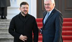 Le président allemand Frank-Walter Steinmeier (d) accueille le président ukrainien Volodymyr Zelensky au palais présidentiel de Bellevue, le 15 décembre 2025 à Berlin ( AFP / RALF HIRSCHBERGER )