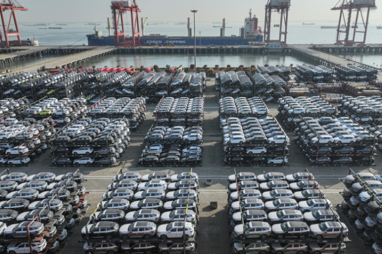 Des voitures électriques BYD et des véhicules d'autres marques destinées à l'exportation attendent dans le port de Taicang à Suzhou, dans la province du Jiangsu, dans l'est de la Chine, le 7 avril 2025 ( AFP / STRINGER )