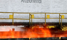 ARCELORMITTAL DÉPASSE LES ATTENTES AU T1, ANTICIPE UNE BAISSE DE LA DEMANDE D'ACIER