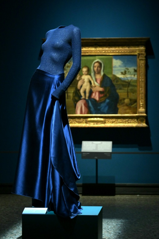 Un ensemble bleu, porté par l'actrice Juliette Binoche au Festival de Cannes en 2016, du styliste italien décédé Giorgio Armani lors de l'avant-première presse de l'exposition Giorgio Armani marquant le 50e anniversaire de la maison de couture, à la Pinacothèque de Brera à Milan, le 23 septembre 2025 ( AFP / Stefano RELLANDINI )