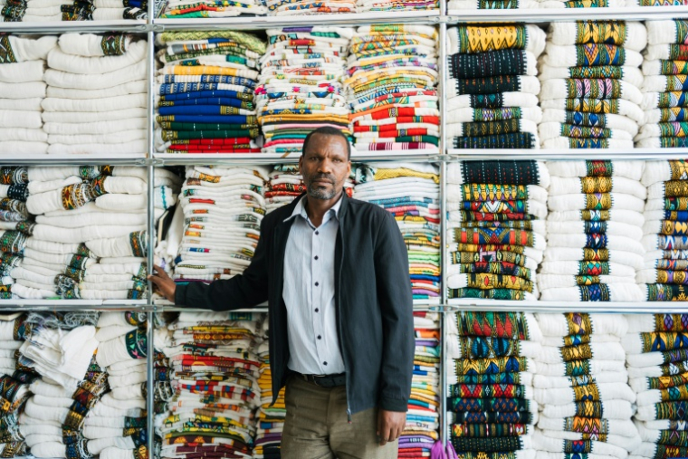Belhu Belta dans sa boutique de robes et écharpes traditionnelles du quartier Shiromeda à Addis Abeba, le 7 octobre 2025 en Ethiopie ( AFP / Sehin Tewabe )