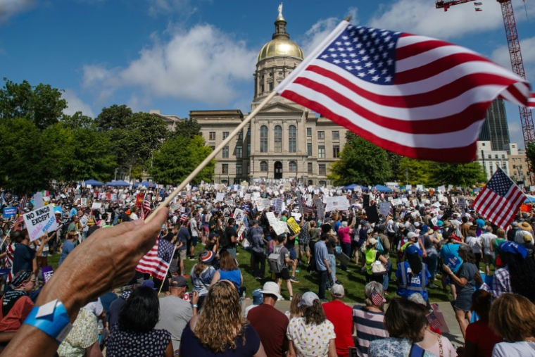 Des manifestants opposés aux politiques de Donald Trump à Atlanta, dans le sud-est des Etats-Unis, le 14 juin 2025 ( AFP / Elijah Nouvelage )