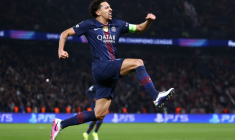 Le défenseur brésilien de PSG Marquinhos explose de joie après avoir marqué mercredi contre Monaco au parc des Princes en barrage retour de la Ligue des Champions. Le PSG s'est finalement qualifié pour les 8e de finaleafter scoring Paris Saint-Germain's first goal during the UEFA Champions League play-off second leg football match between Paris Saint-Germain (PSG) and AS Monaco at the Parc des Princes stadium in Paris on February 25, 2026. ( AFP / FRANCK FIFE )