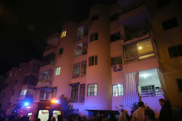 Des équipes de secours sur le site d'une frappe aérienne israélienne qui a touché un appartement à Ain Saadeh, à l'est de Beyrouth, le 5 avril 2026 au Liban ( AFP / ibrahim AMRO )