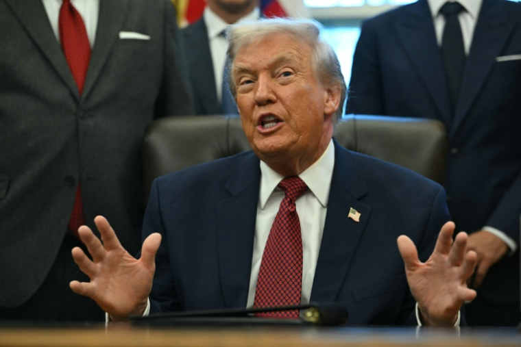 Le président américain Donald Trump s'exprime devant la presse lors d'un événement dans le Bureau ovale de la Maison Blanche, à Washington, le 3 décembre 2025 ( AFP / ANDREW CABALLERO-REYNOLDS )